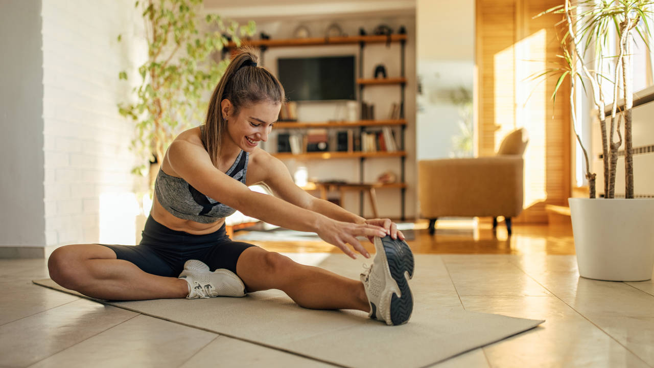 mujer joven ejercicio en casa