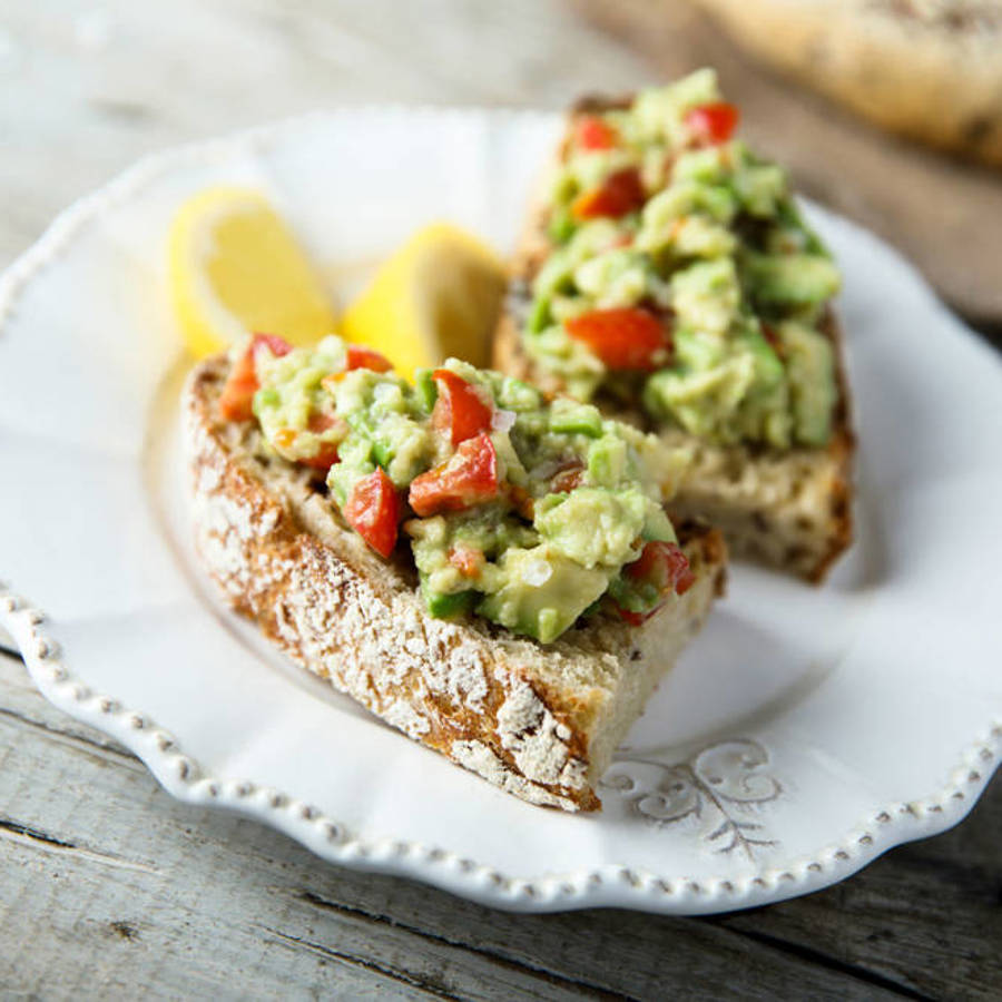 Así se prepara una tostada con guacamole para un desayuno saciante y sano: receta fácil y rápida