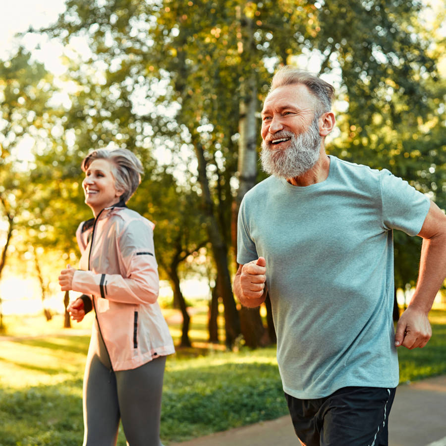 Los 4 hábitos que más dañan tu salud sin que te des cuenta cuando pasas los 60 años 