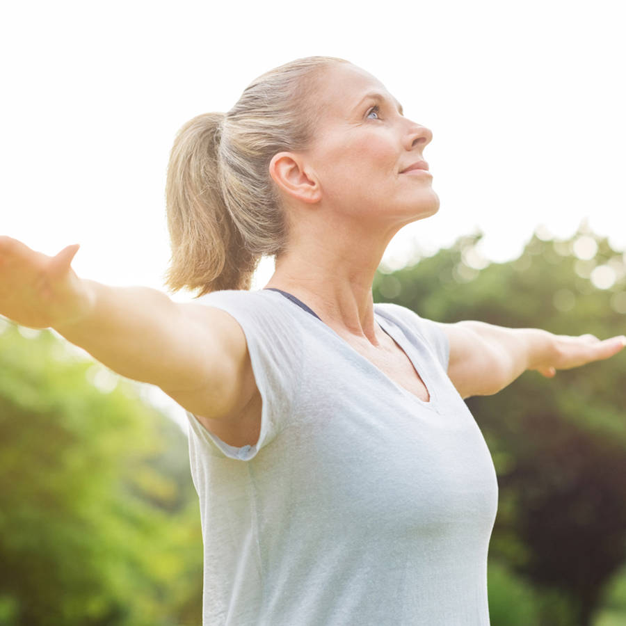 Los 3 ejercicios de yoga que deberían practicar todas las mujeres a partir de los 60