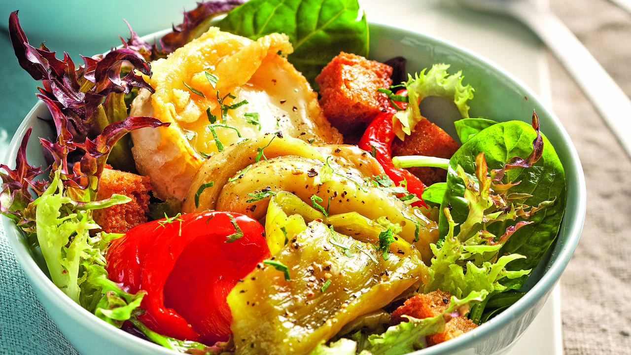 ensalada de verduras asadas y queso de cabra