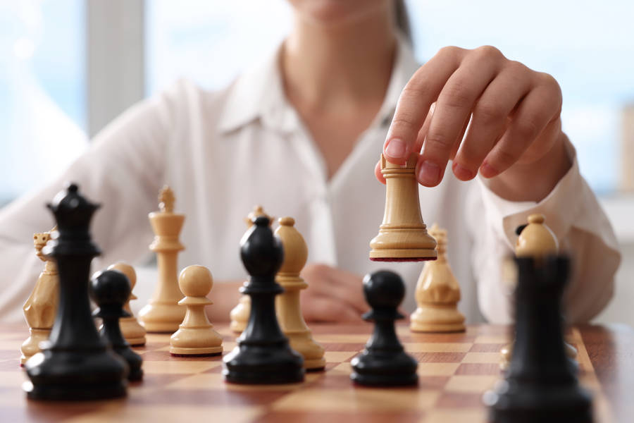 Mujer jugando al ajedrez