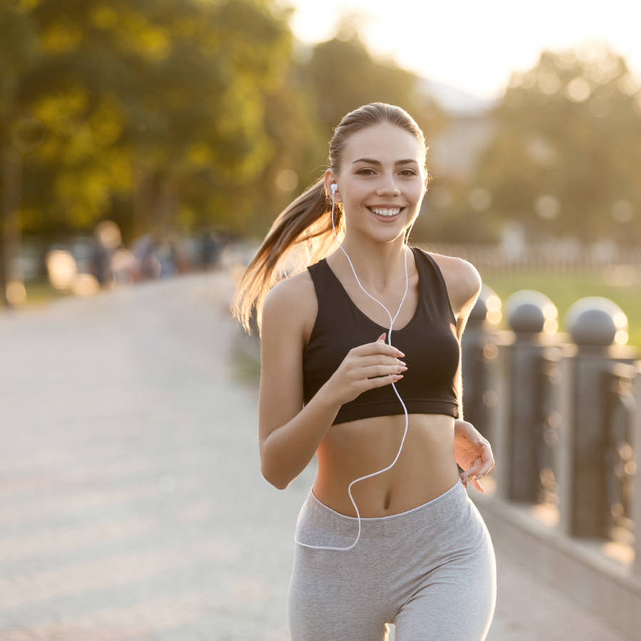 Mujer corriendo y feliz