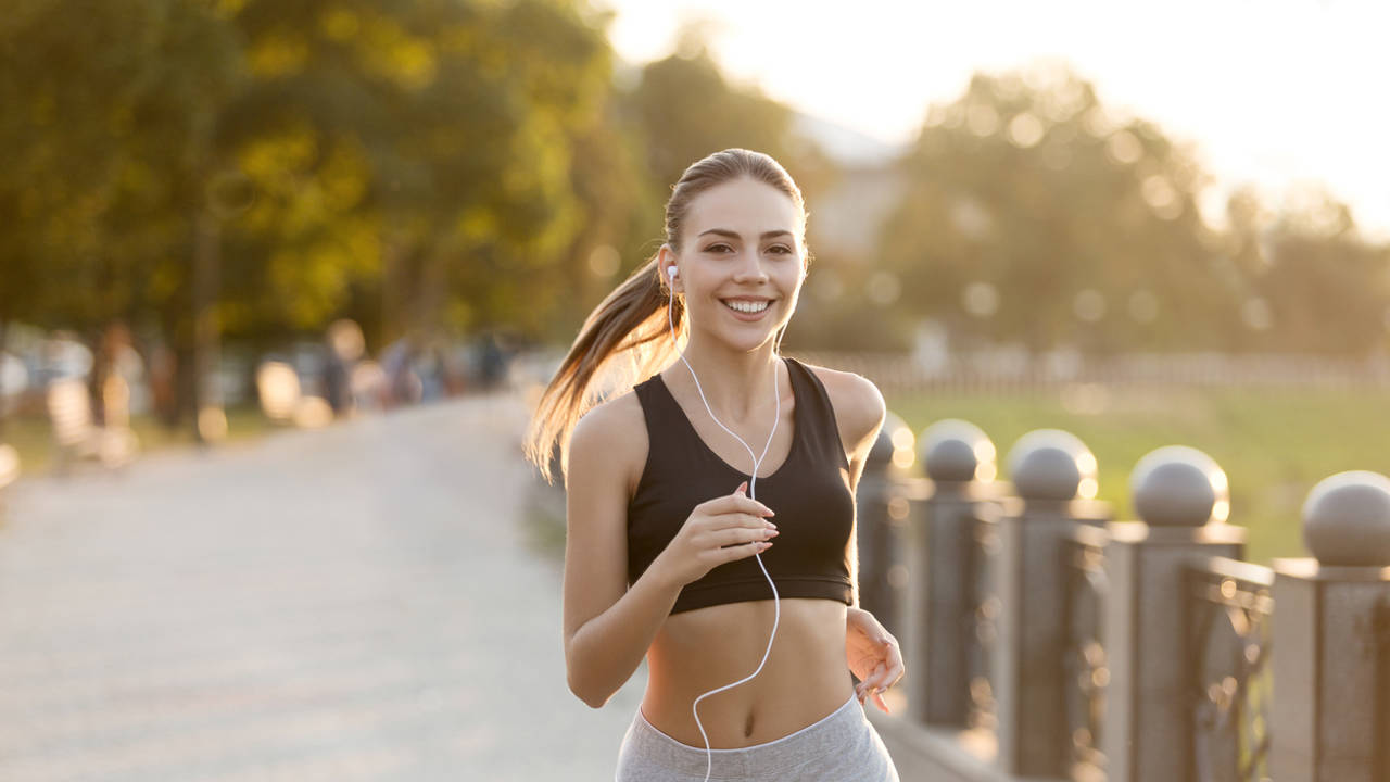 Mujer corriendo y feliz