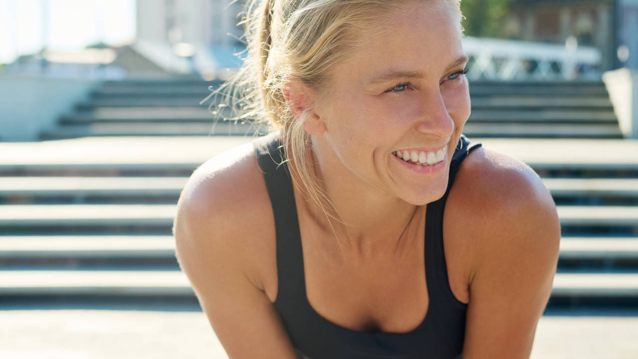 Mujer deportista feliz