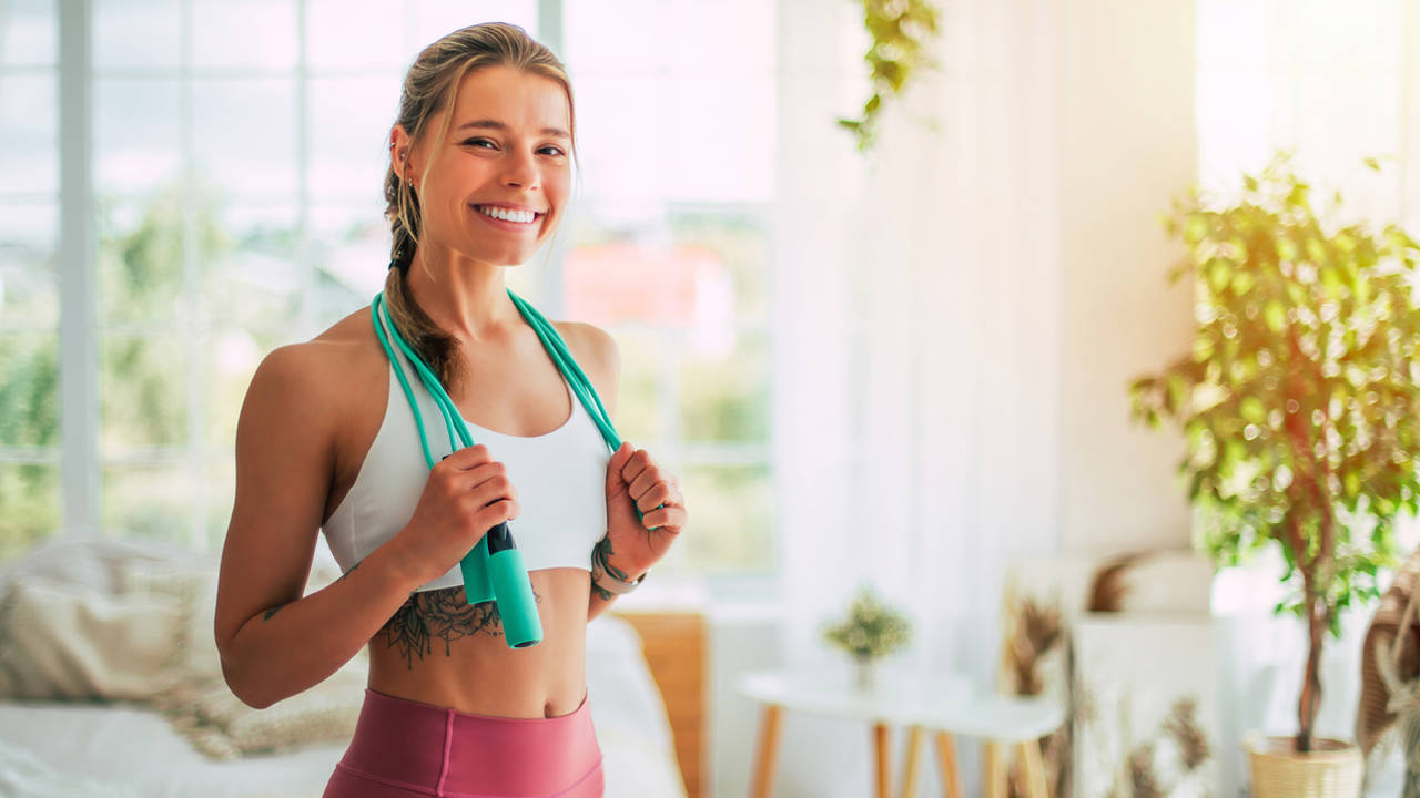 mujer joven vestido ejercicio