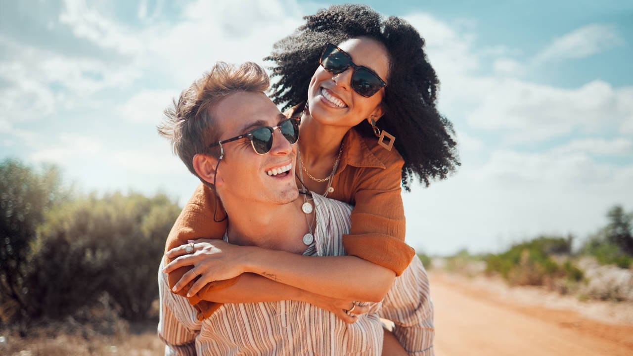 Pareja feliz viajera