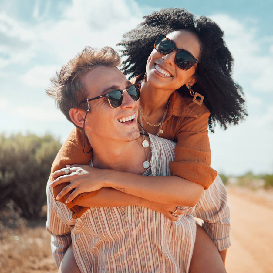 Pareja feliz viajera