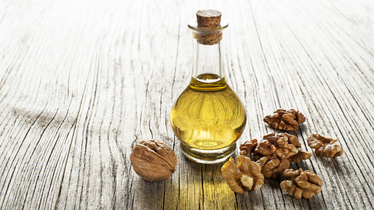 Aceite de nuez: el aceite rico en omega 3 que rejuvenece la piel y se nota enseguida