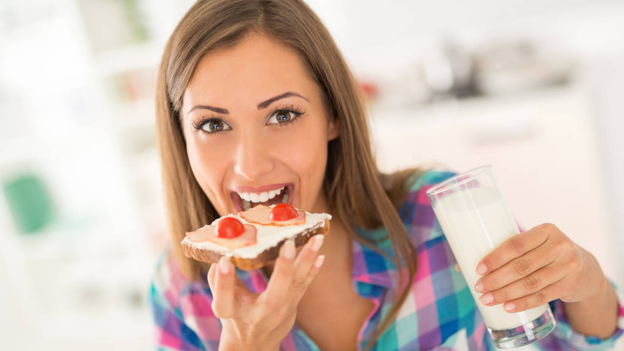 Mujer desayuno saludable