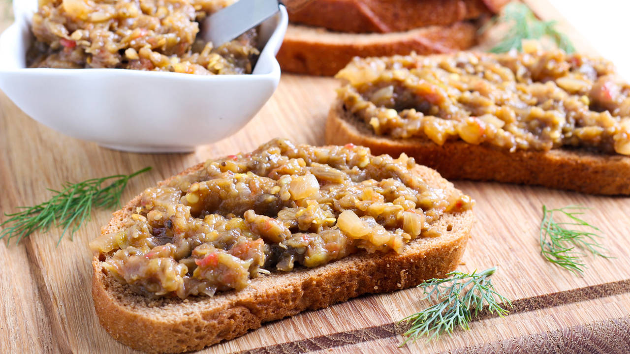 Tostadas de pan de trigo sarraceno y paté berenjena