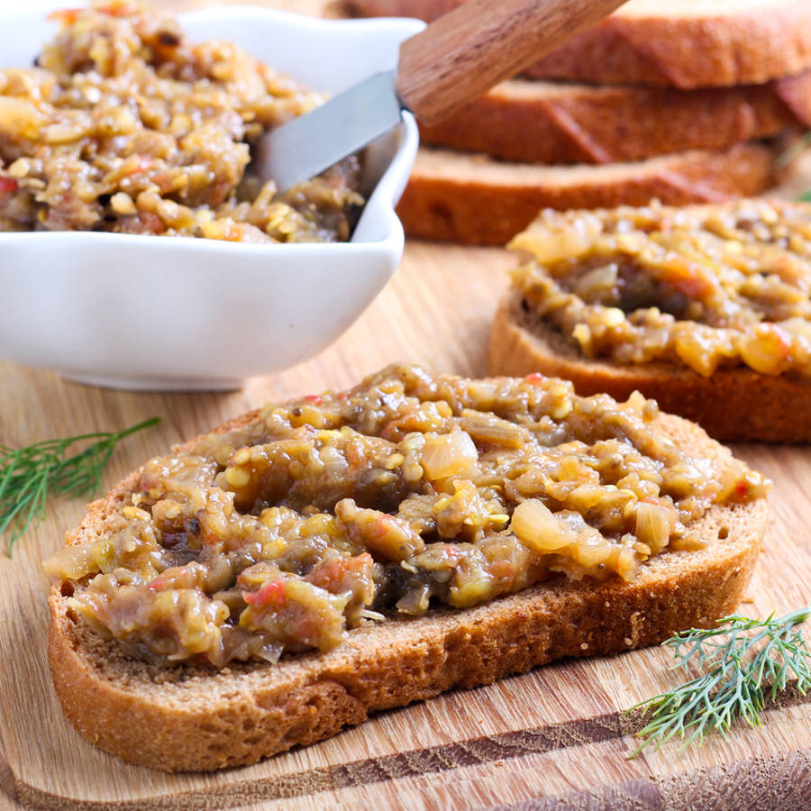 Tostadas de pan de trigo sarraceno y paté berenjena