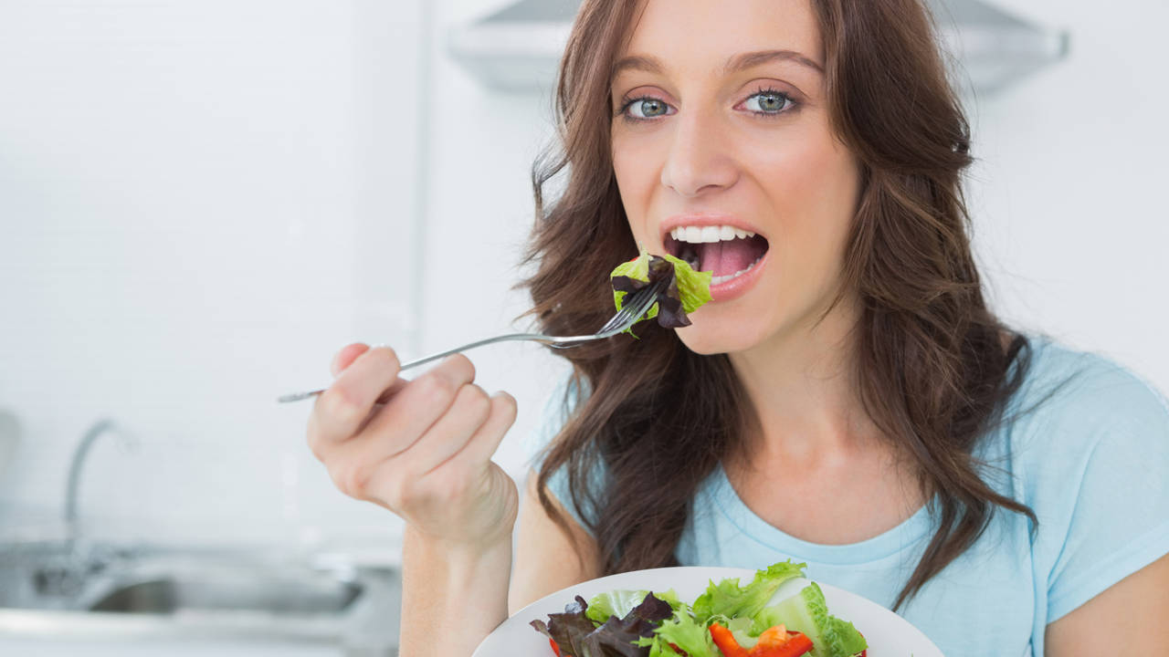 Mujer comiendo saludable