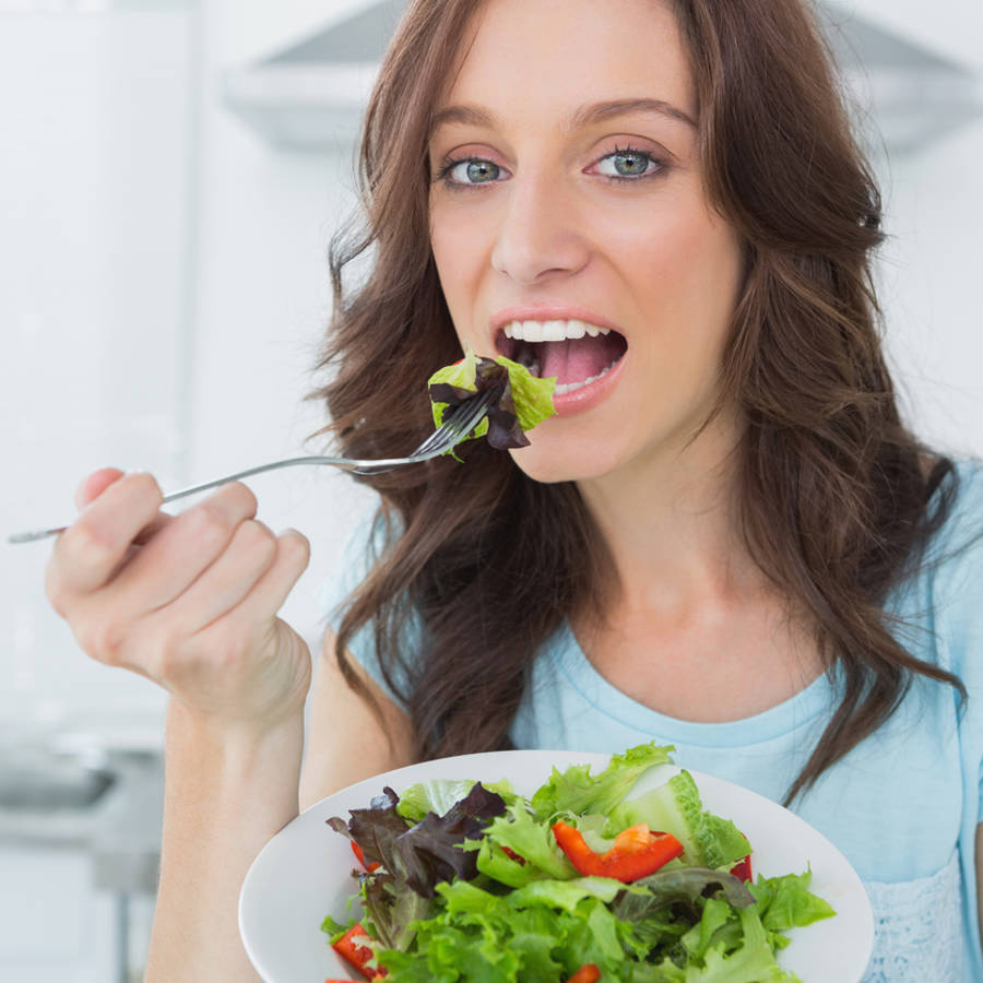 Qué cenar para perder peso: ni solo ensalada, ni solo fruta, ni solo yogur