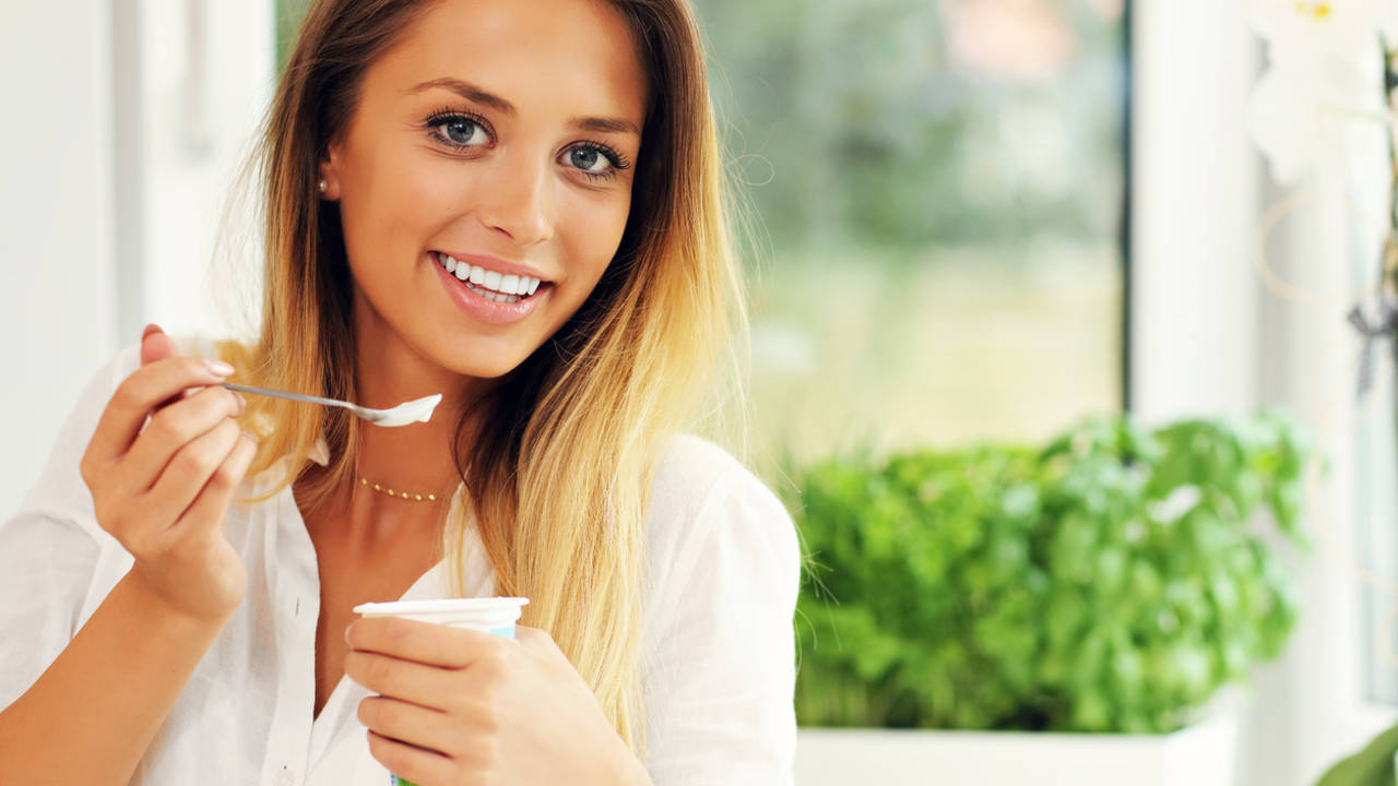 Mujer comiendo yogur