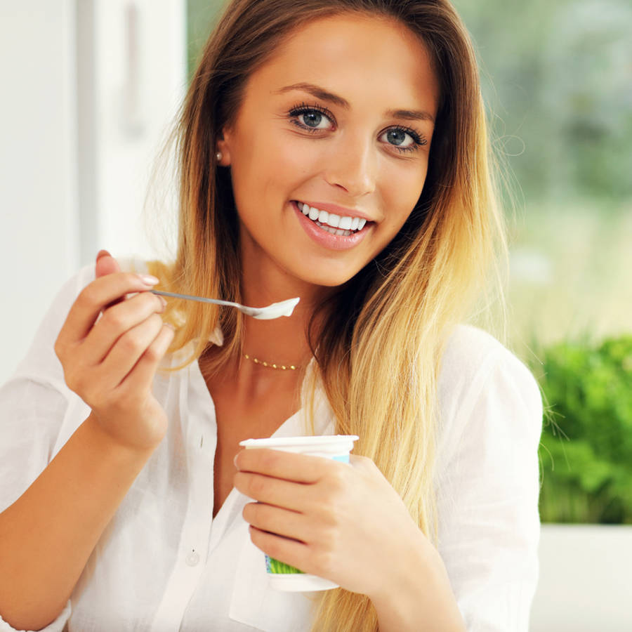 Mujer comiendo yogur