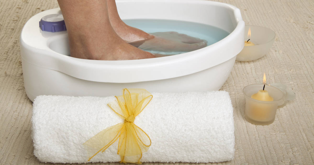 Cómo hacer un baño de pies con vinagre de manzana: un ritual de bienestar que descansa los pies y los deja ultrasuaves