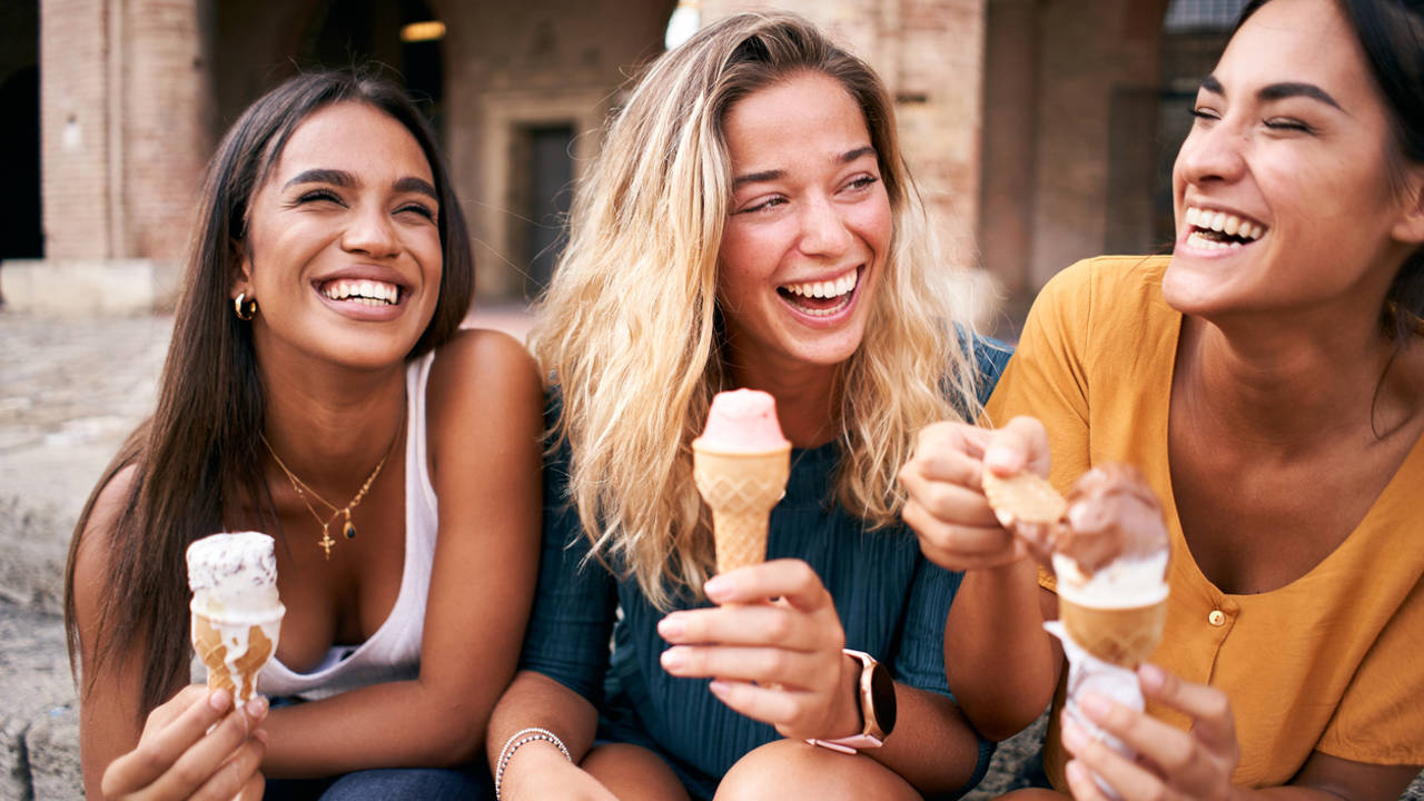 Amigas comiendo helado