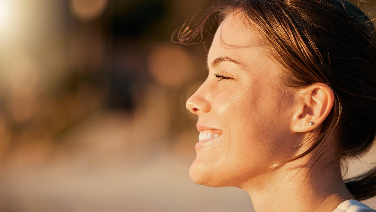 mujer joven sonriente primer plano perfil