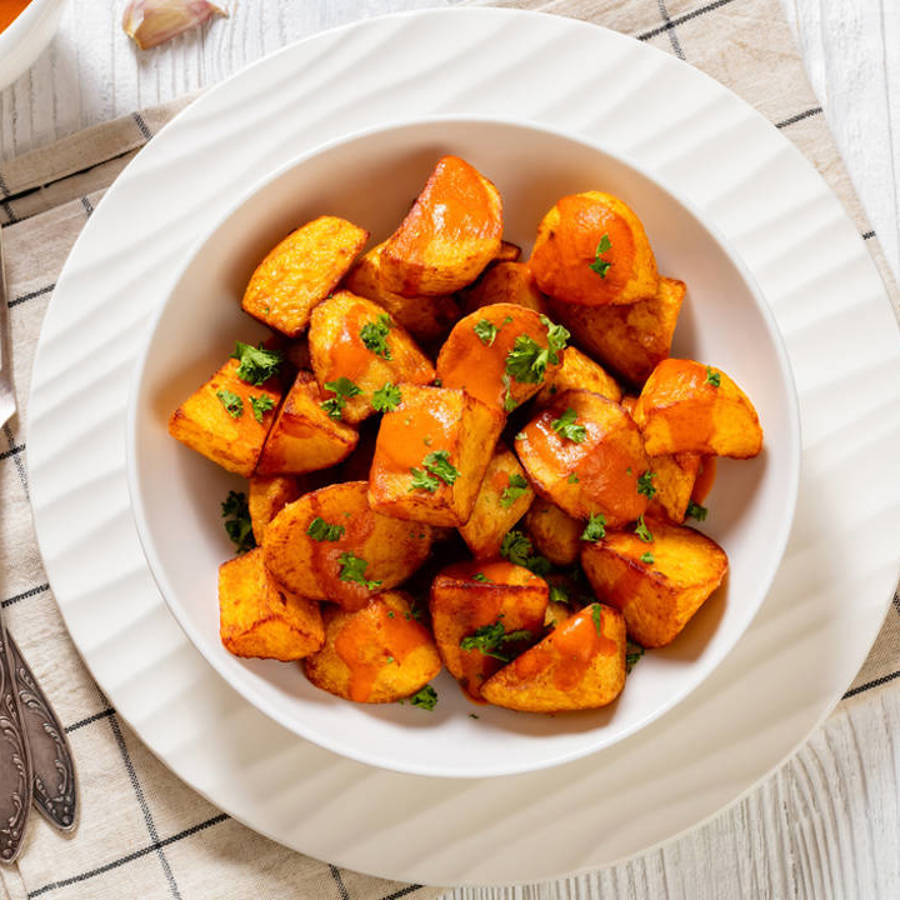 Cómo preparar unas patatas bravas ligeras, la tapa típica española