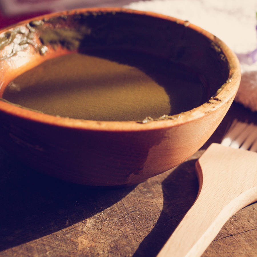 Cómo teñirse las canas en casa de forma natural y sin nada de químicos