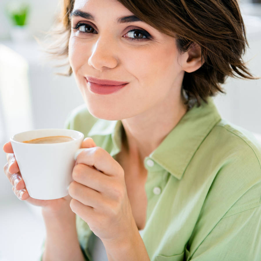 Mujer tomando café