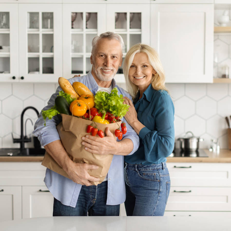 Dos alimentos (sanos) que tienes que comer menos a partir de los 60 para retrasar el envejecimiento