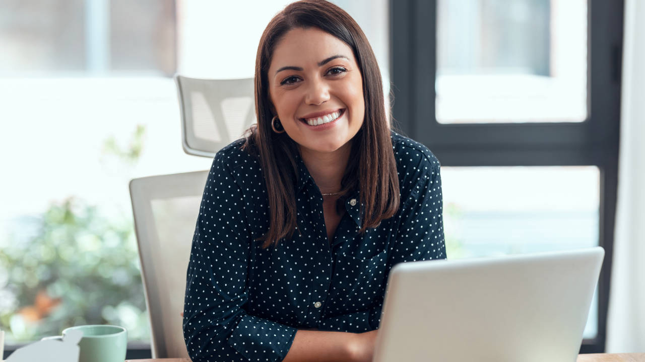 Mujer feliz trabajo