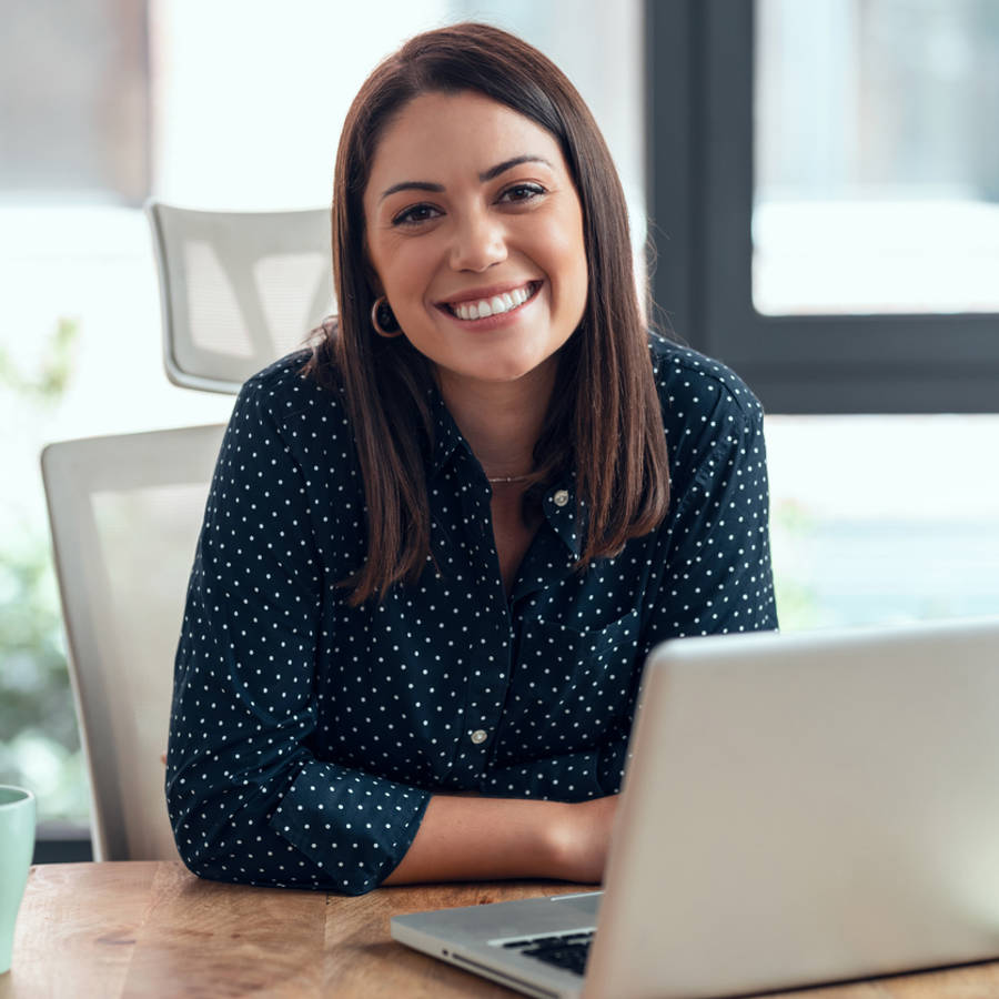 Mujer feliz trabajo