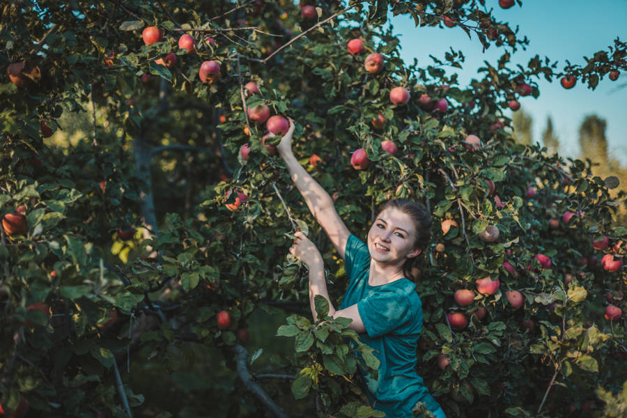 Mujer cogiendo una manzana