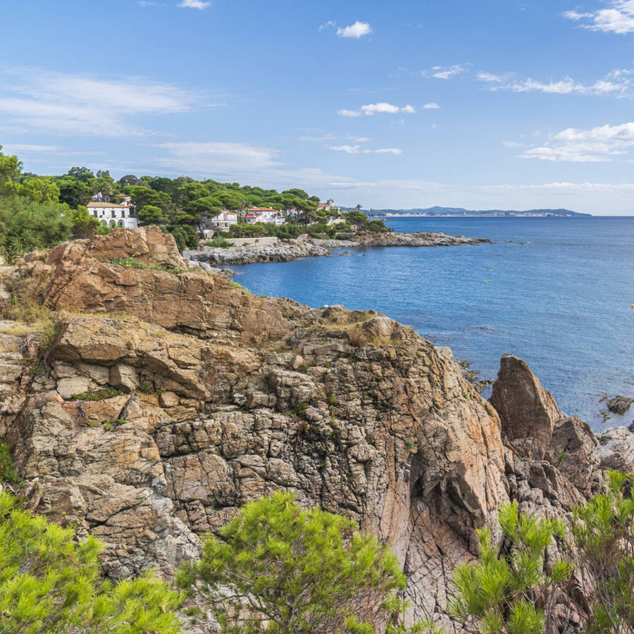 El rincón de cine de la Costa Brava que cumple 100 años: una escapada increíble para saborear el mar en otoño