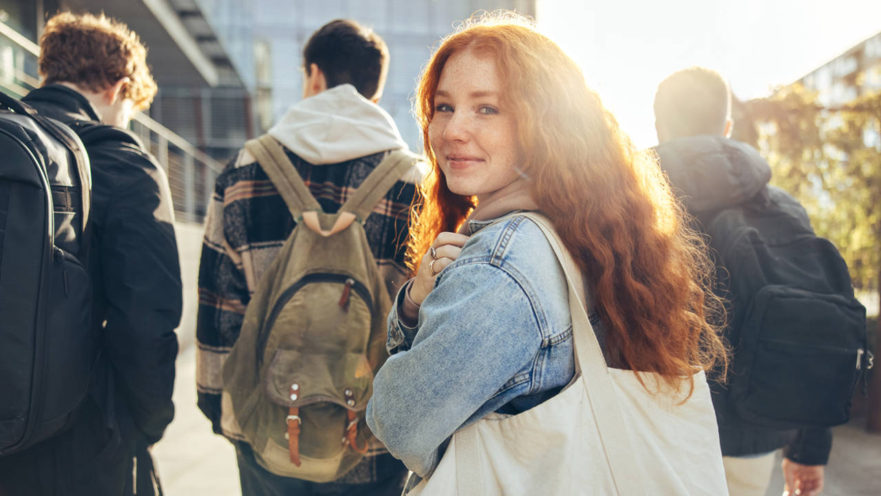 Chica joven sonriendo en la calle