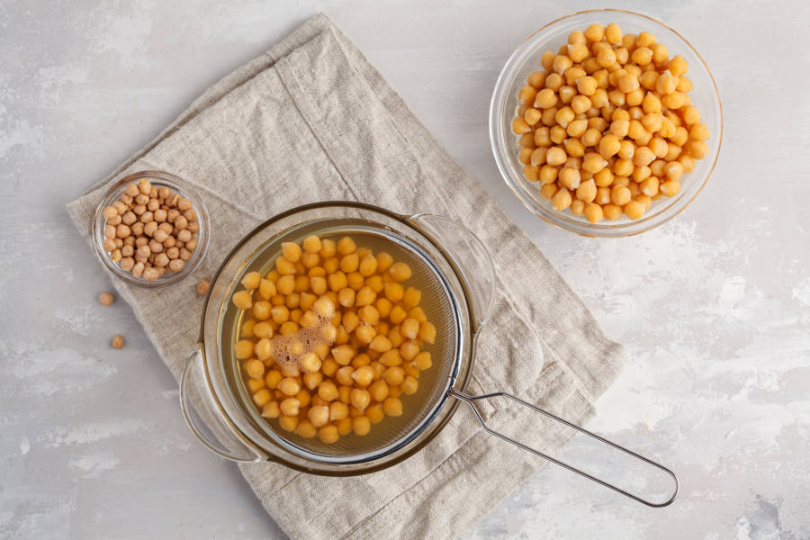 Garbanzos en remojo y escurridos