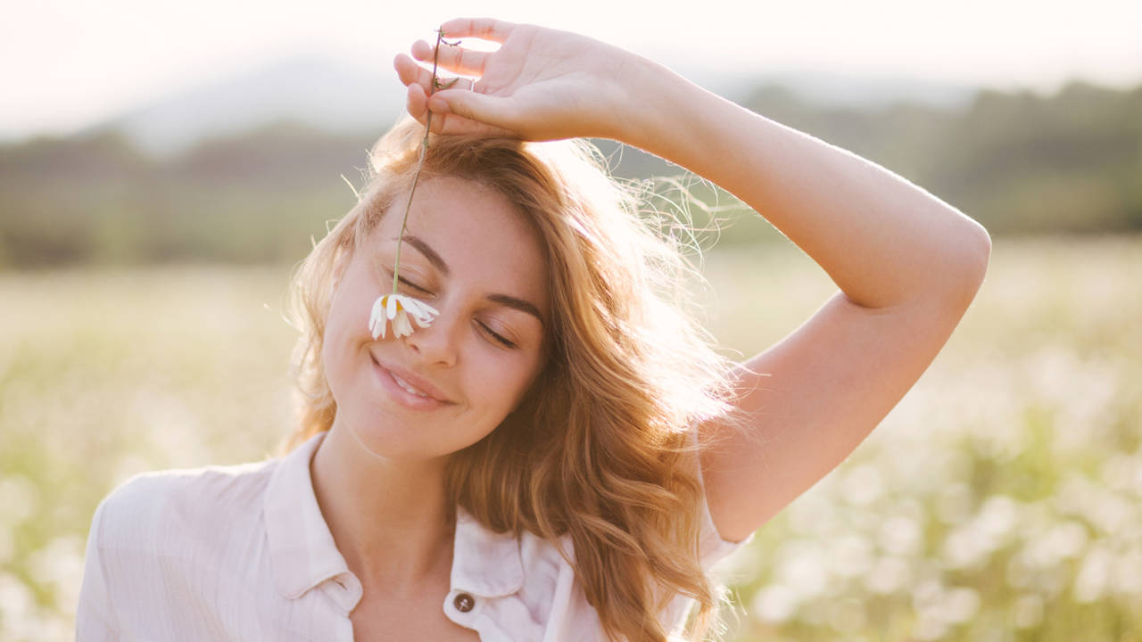 mujer joven aire libre