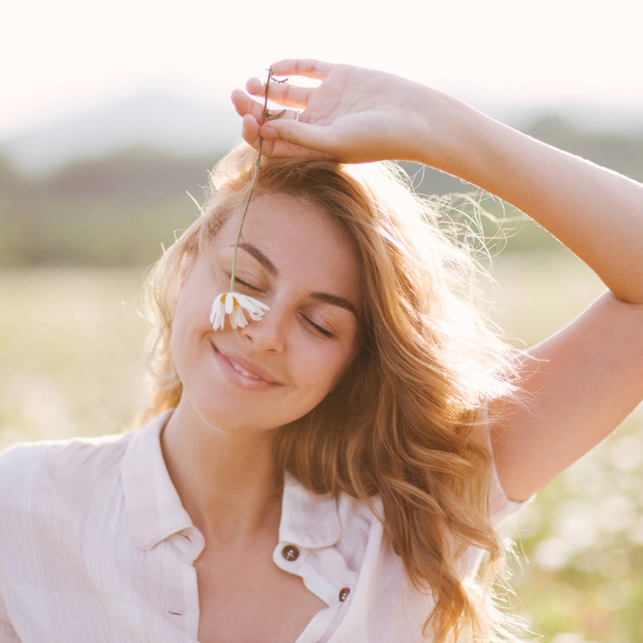 mujer joven aire libre