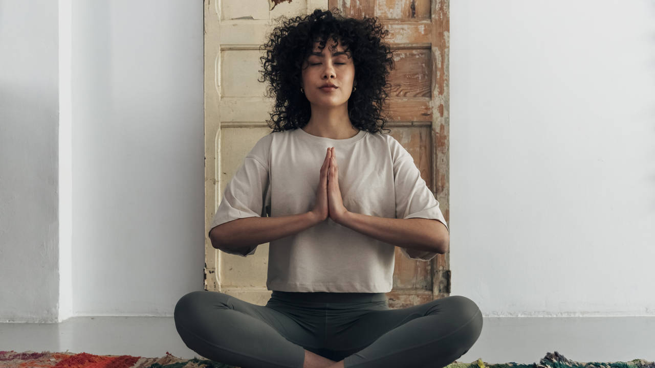 Mujer joven meditando