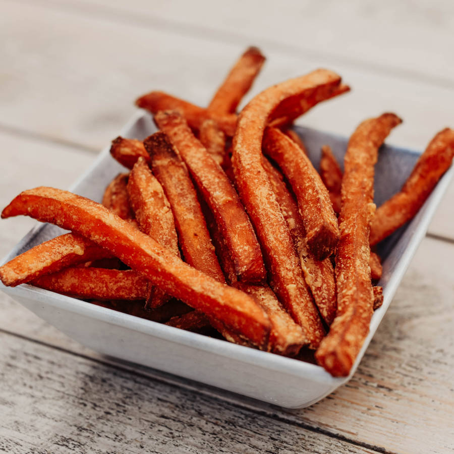 Cómo hacer 'patatas fritas' de boniato saludables en la freidora de aire: el picoteo irresistible