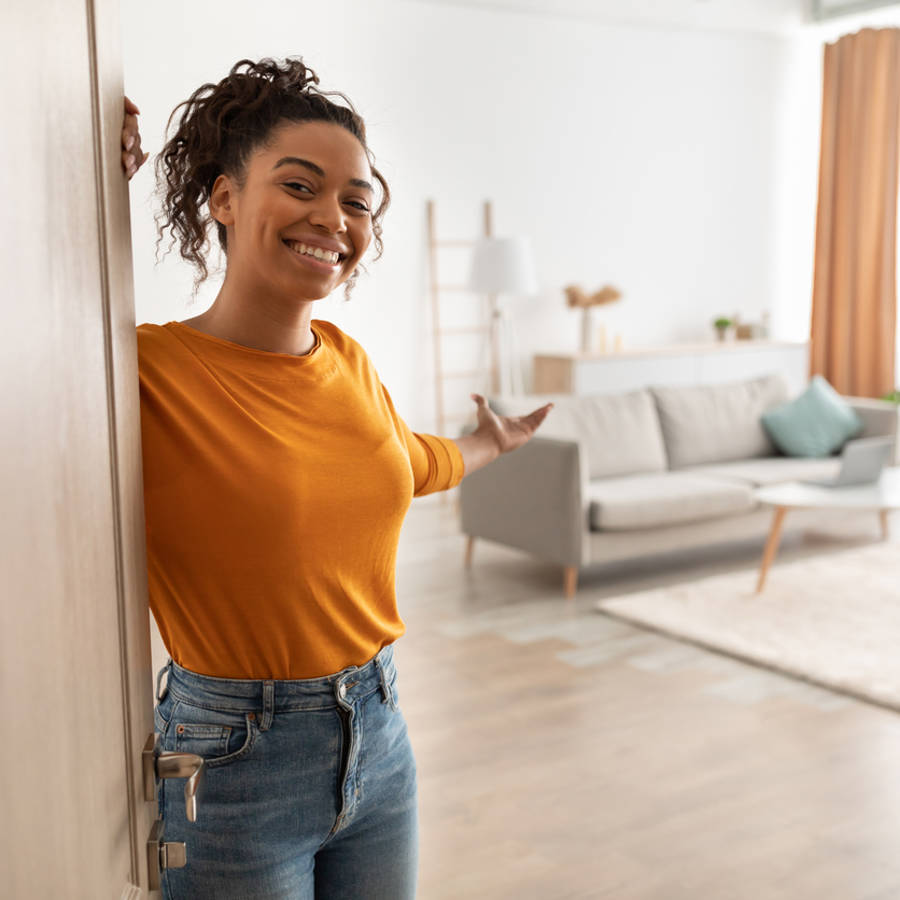 Mujer abriendo la puerta de su hogar