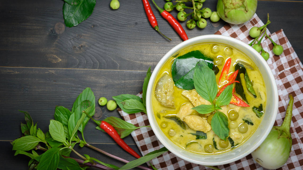 Cómo hacer una salsa de curry verde para subir tus verduras a otro nivel 