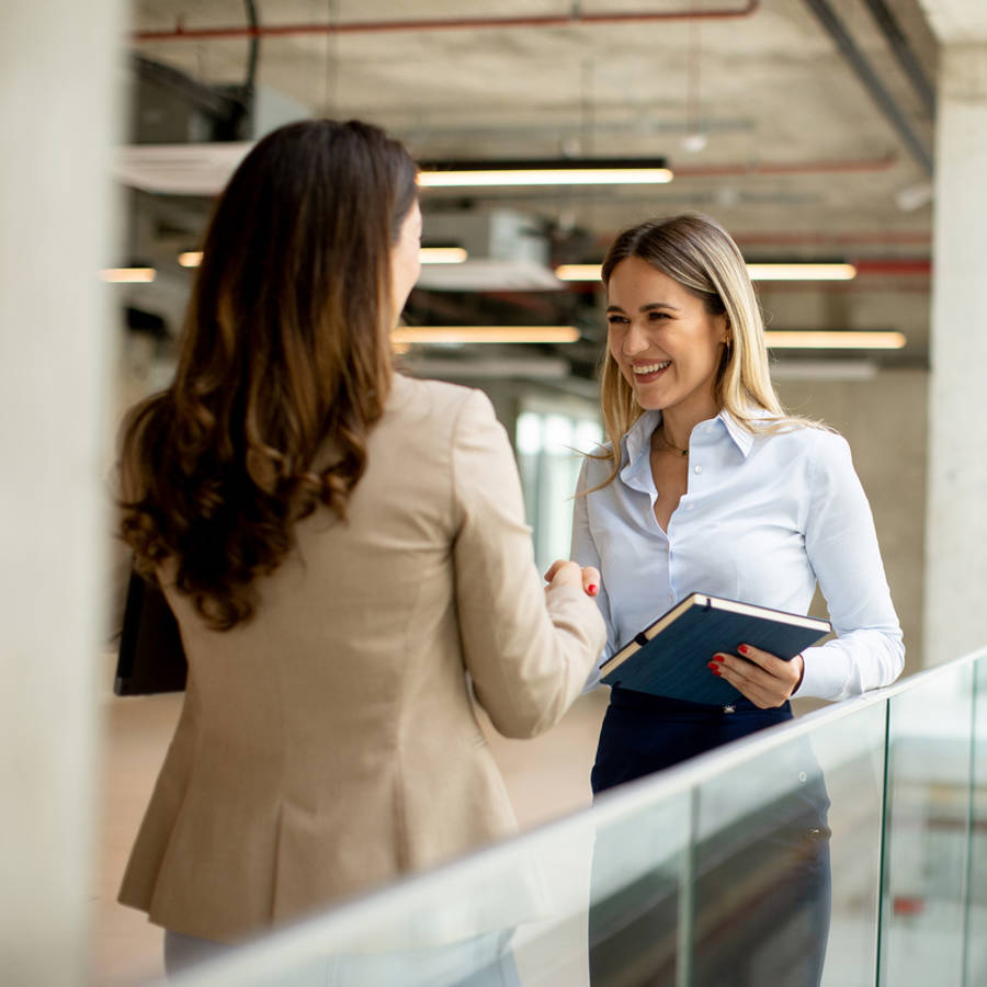 El cambio que tienes que hacer en tu forma de hablar para influir en las personas según un experto de la Universidad de Stanford