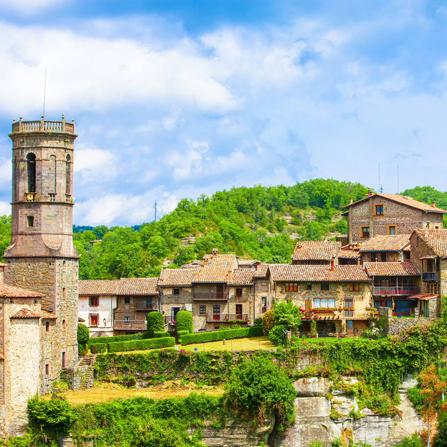 El tesoro medieval a una hora de Barcelona para sumergirte en la naturaleza más sobrecogedora