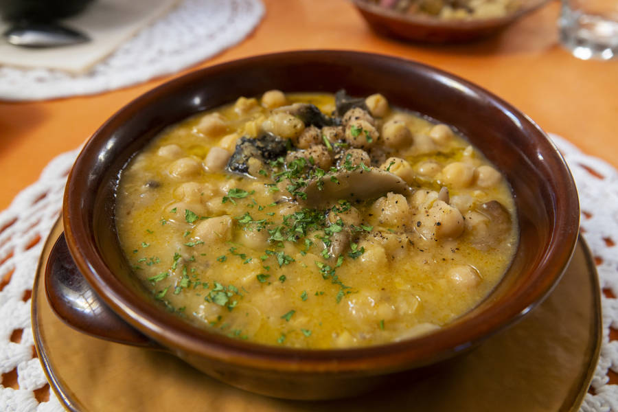 Guiso de garbanzos con boletus