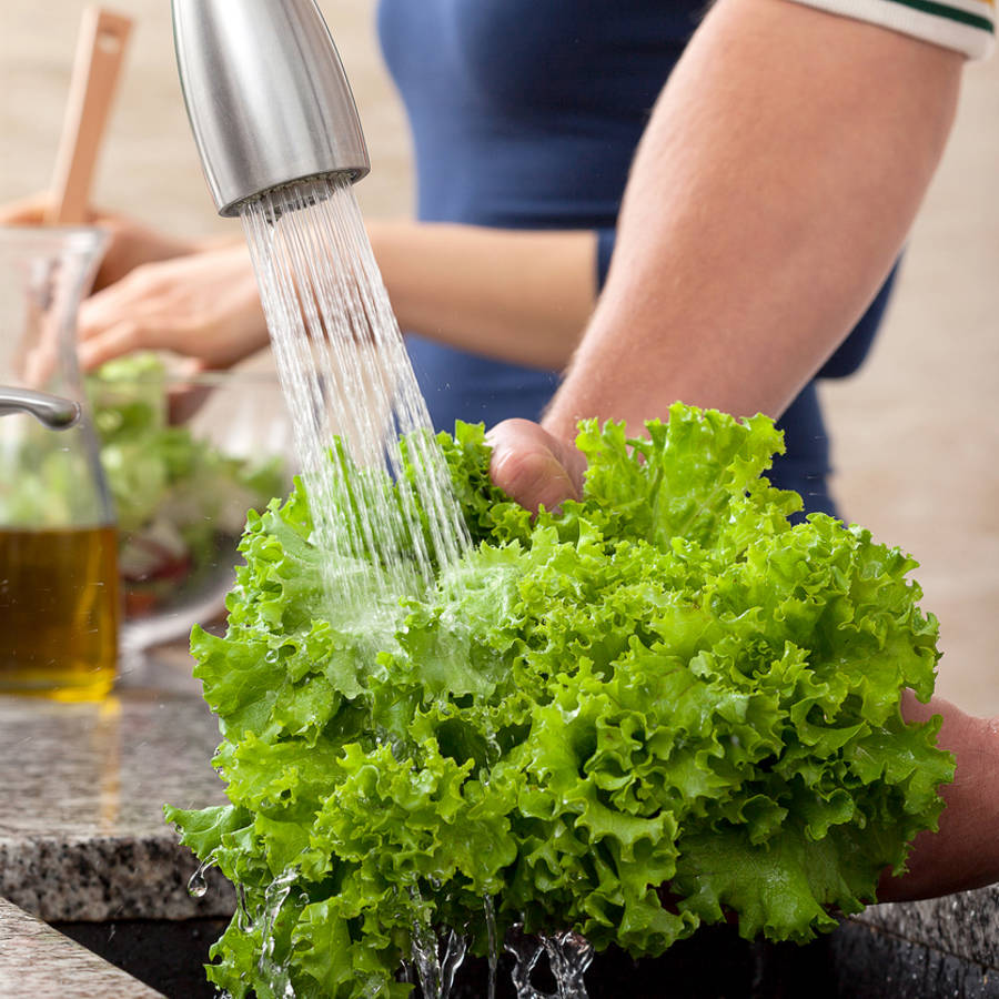 El truco fácil para conservar la lechuga fresca durante un mes (y que ocupe la mitad de espacio)