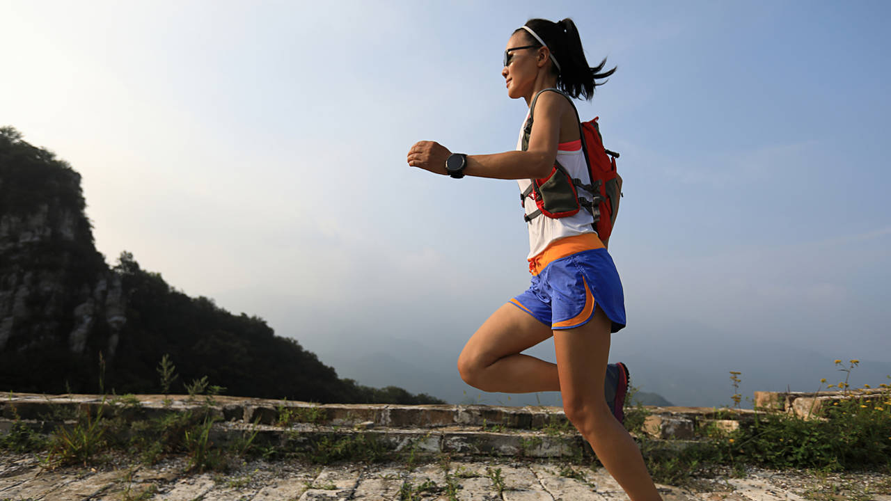 Cómo practicar rucking: el ejercicio que adelgaza más que correr y aumenta la masa muscular rápido