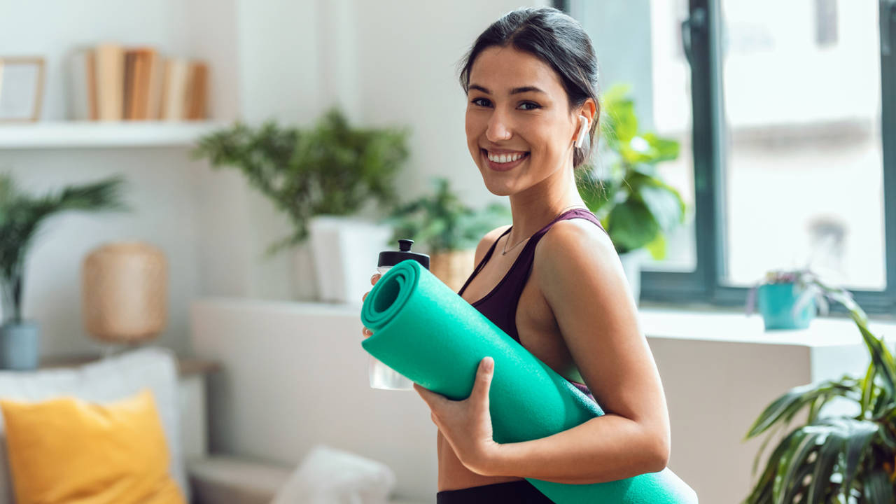 Mujer en casa con esterilla