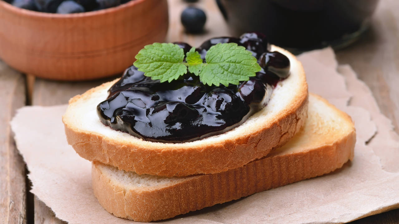 Tostada con mermelada arándanos