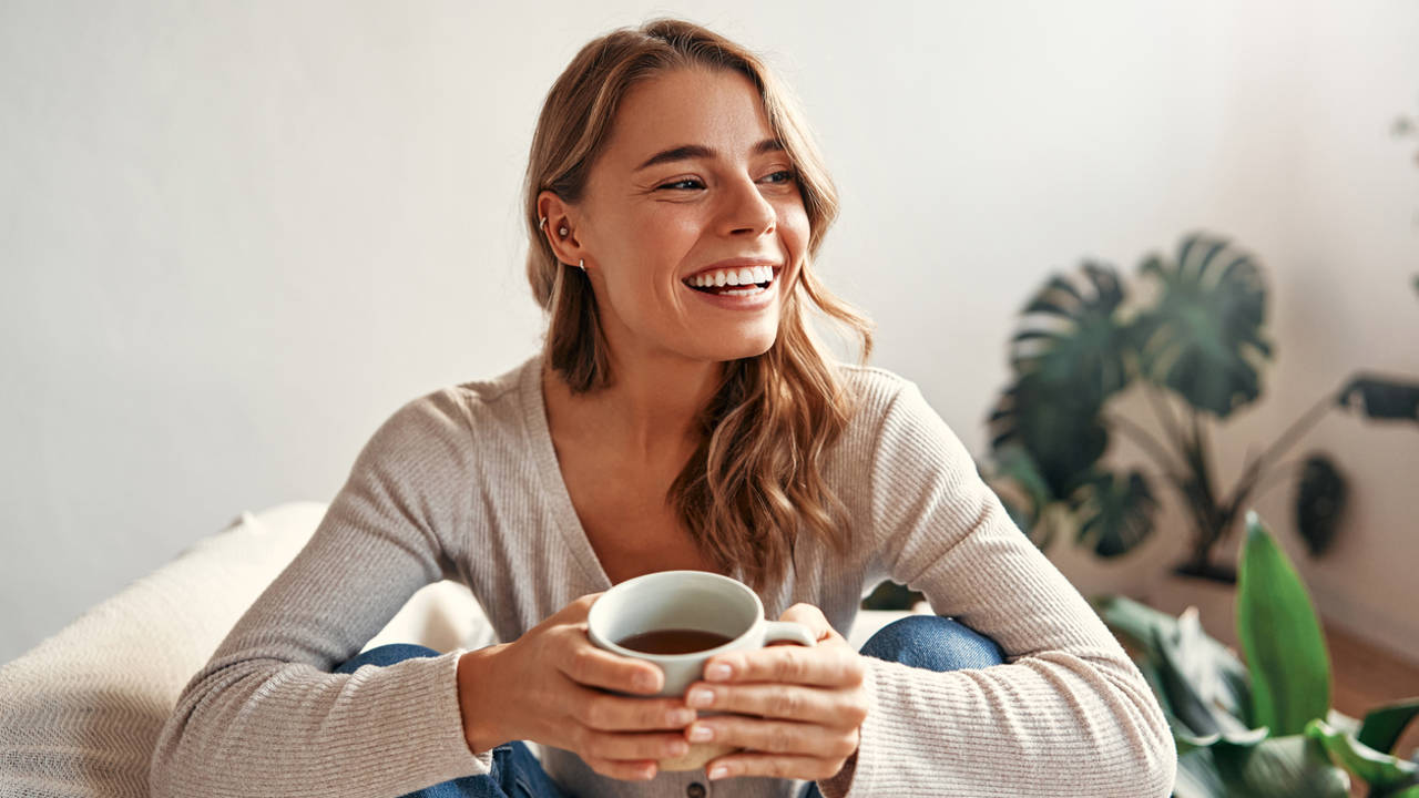 mujer joven sonriendo