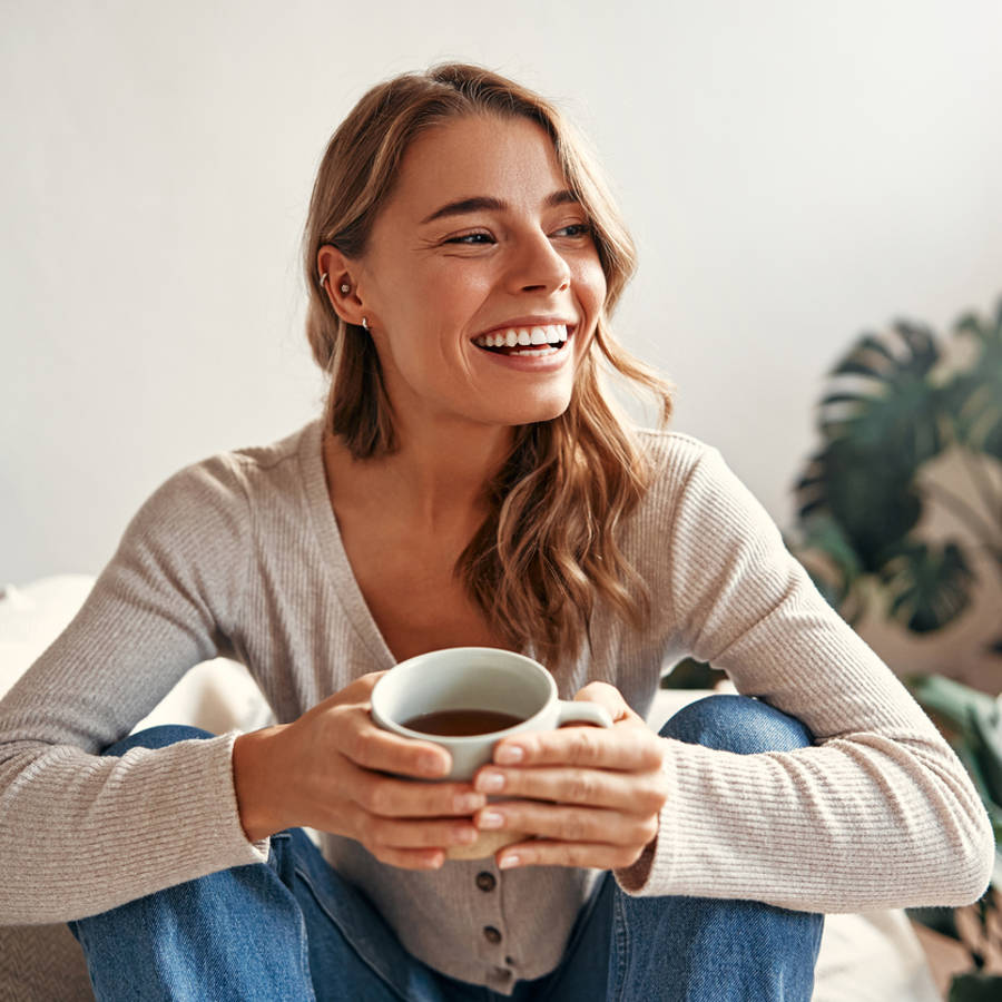 mujer joven sonriendo