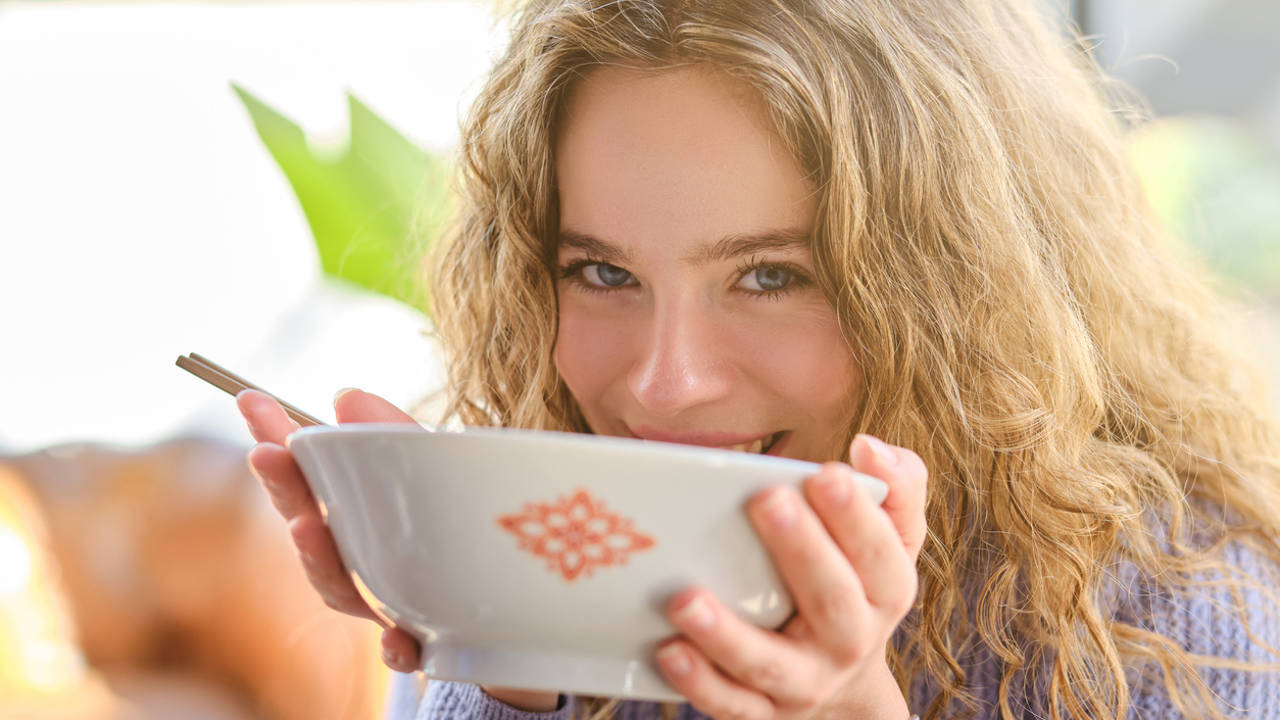 mujer tomando sopa