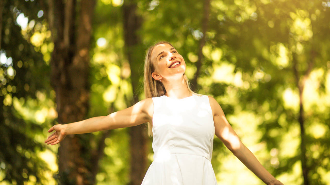 Mujer feliz en el campo